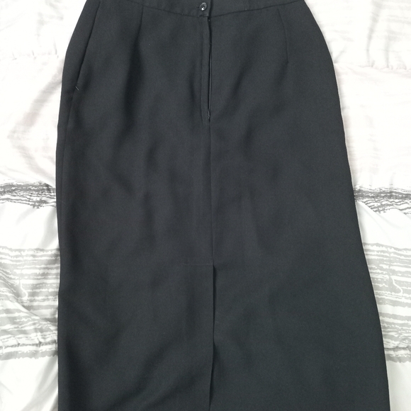 Black skirt - Picture 2 of 3